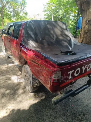 Toyota Hilux 2000 Red