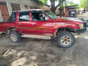 Toyota Hilux 2000 Red