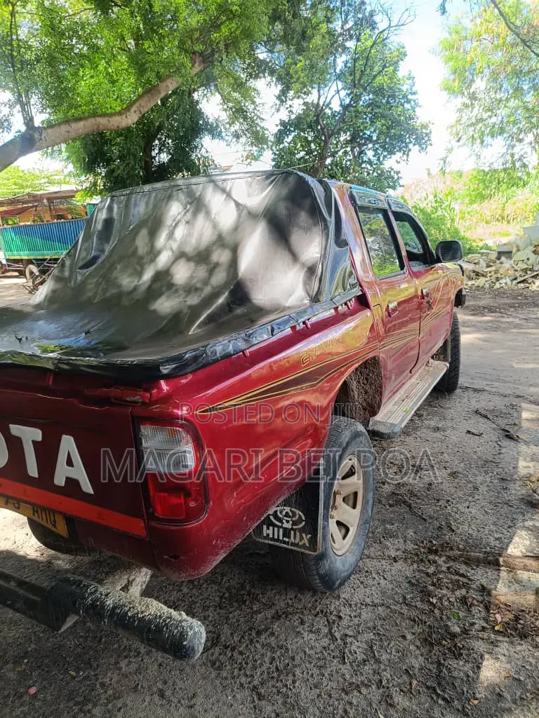Toyota Hilux 2000 Red