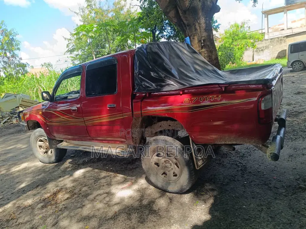 Toyota Hilux 2000 Red