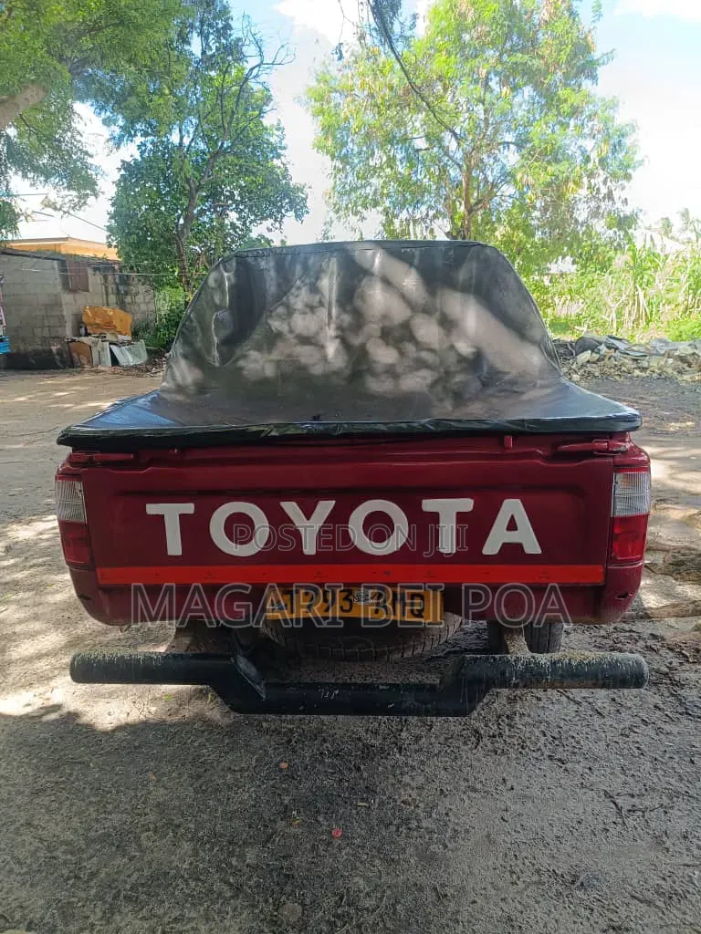 Toyota Hilux 2000 Red