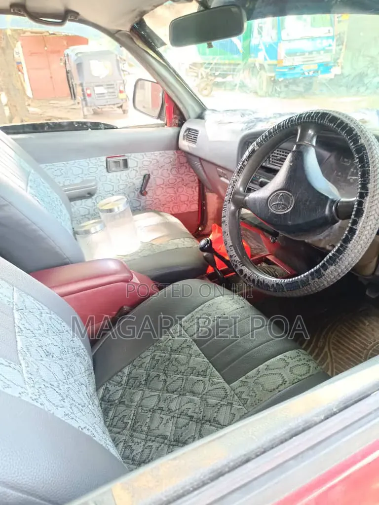 Toyota Hilux 2000 Red