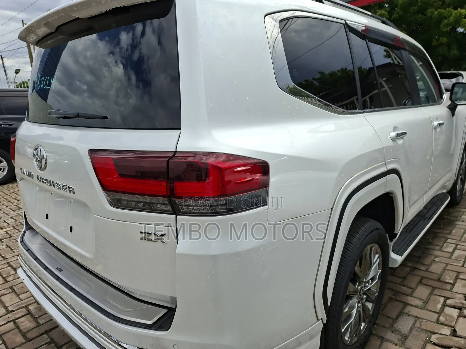 Toyota Land Cruiser LC300 2024 White