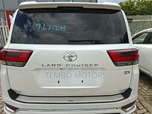 Toyota Land Cruiser LC300 2024 White