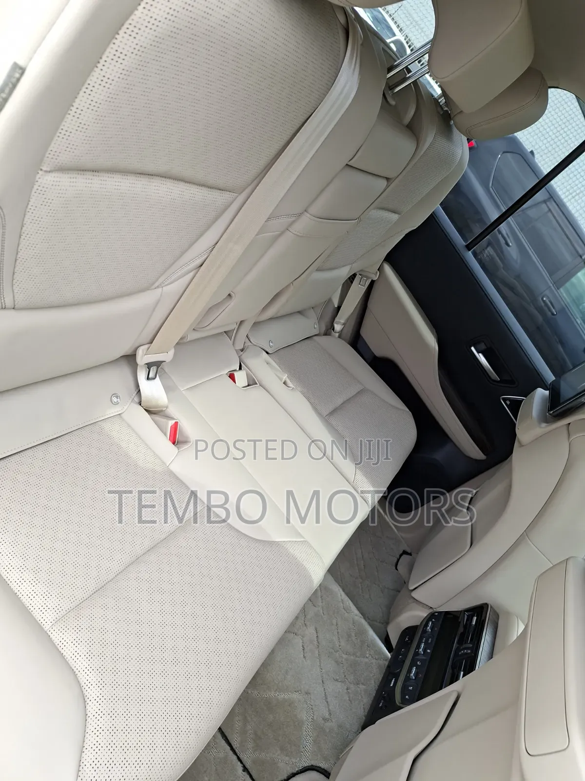 Toyota Land Cruiser LC300 2024 White