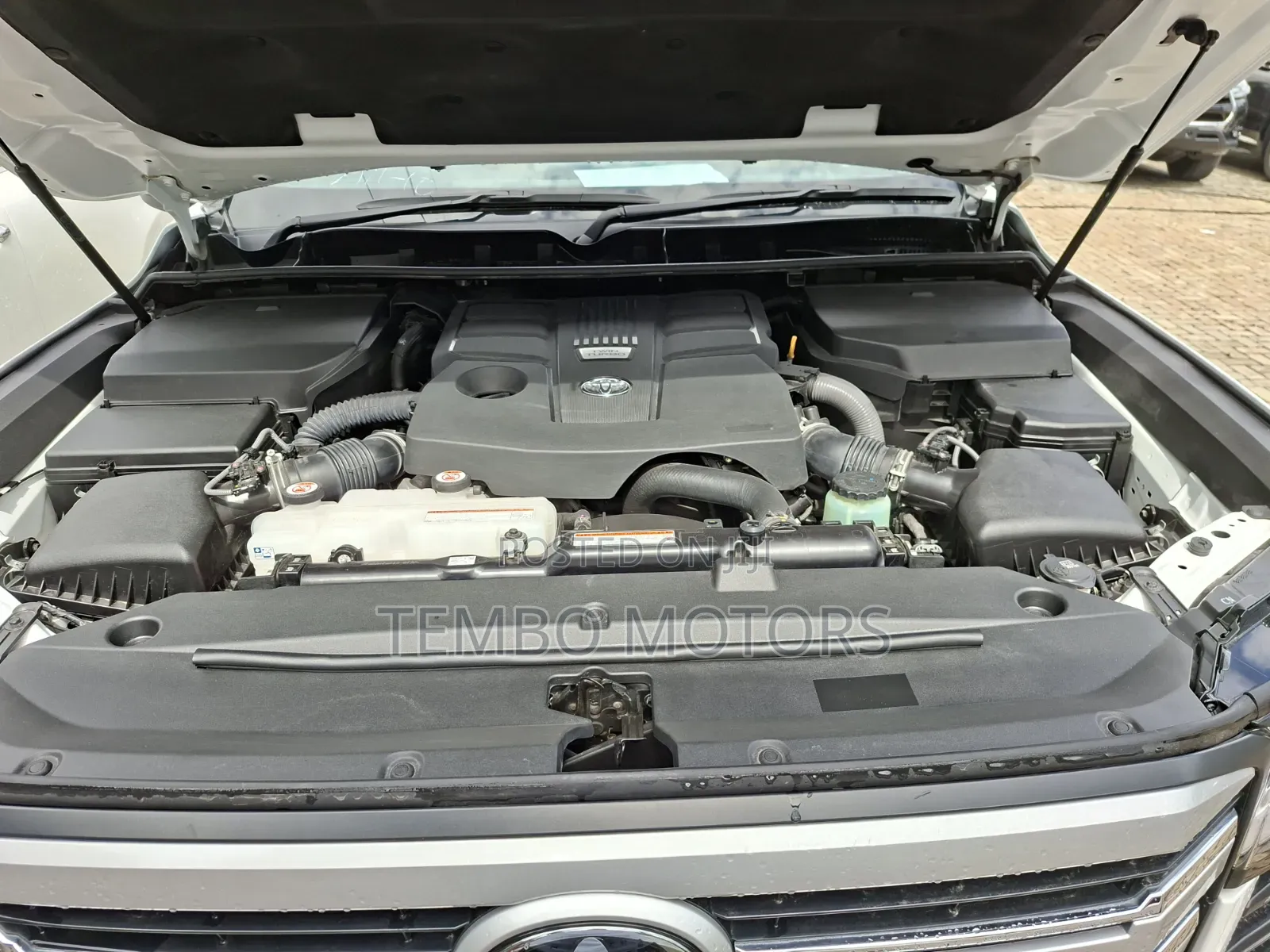 Toyota Land Cruiser LC300 2024 White