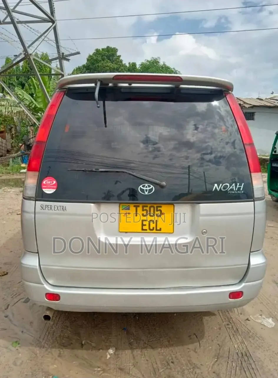Toyota Noah 2003 Silver