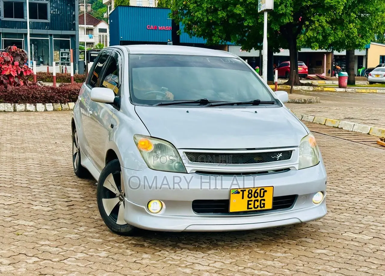 Toyota IST 2004 Silver