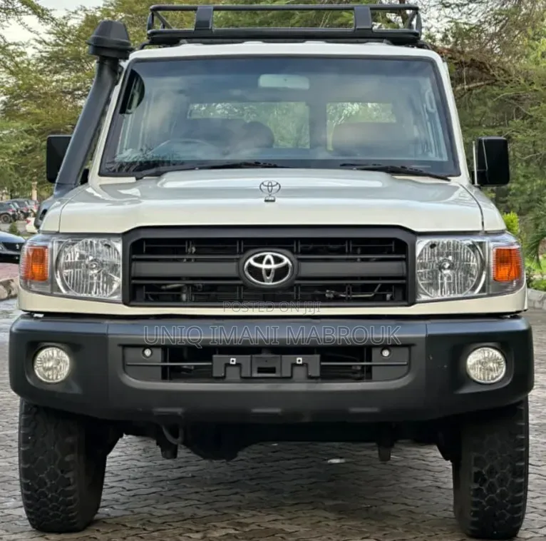 Toyota Land Cruiser 2016 White