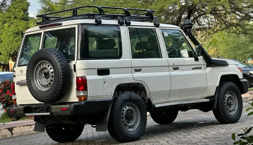 Toyota Land Cruiser 2016 White