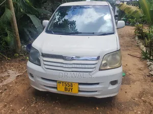 Toyota Noah 2.0 AWD (8 Seater) 2002 White