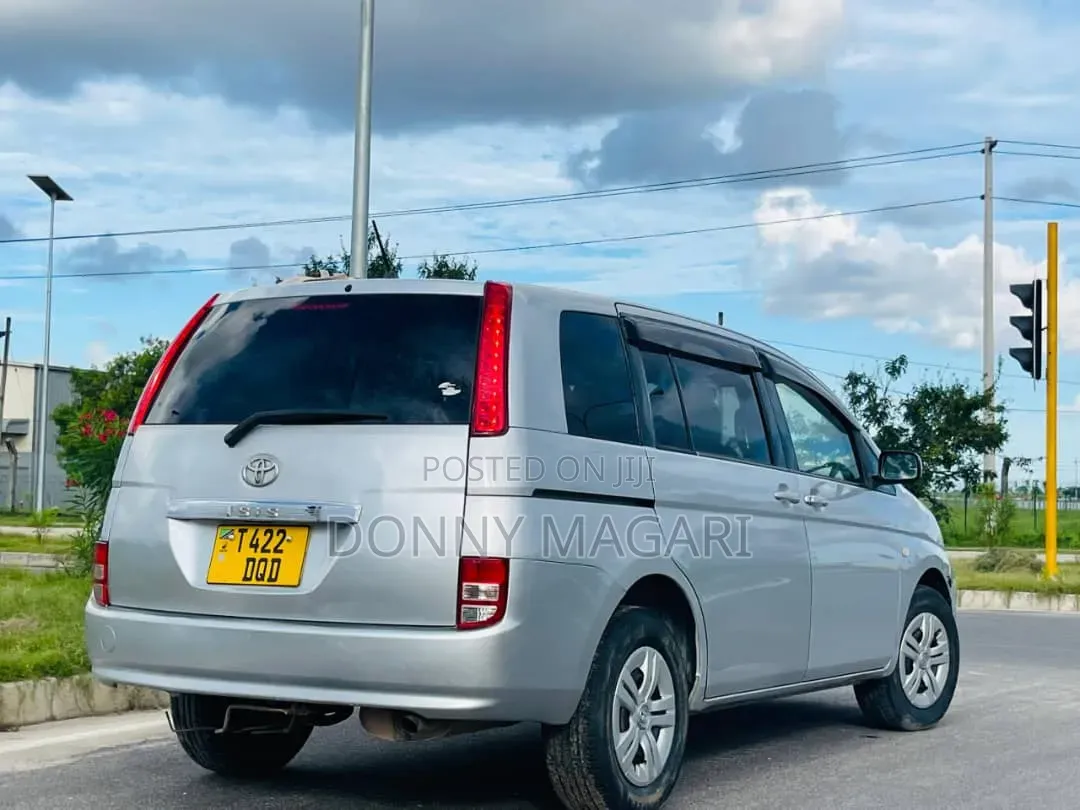 Toyota ISIS 2006 Silver