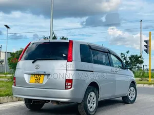 Toyota ISIS 2006 Silver