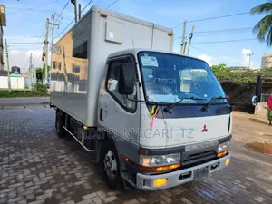 Mitsubishi Canter Box Dody Model Year : 1997 Engine : 4d33 Transmiss