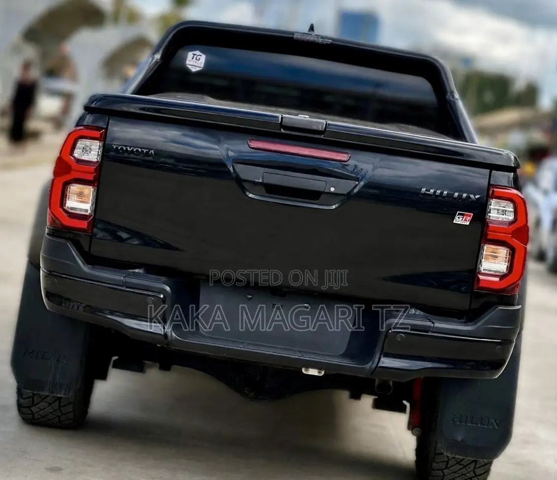 Toyota Hilux 2024 Black
