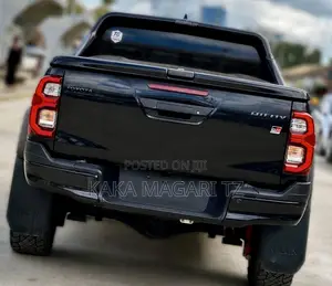 Toyota Hilux 2024 Black