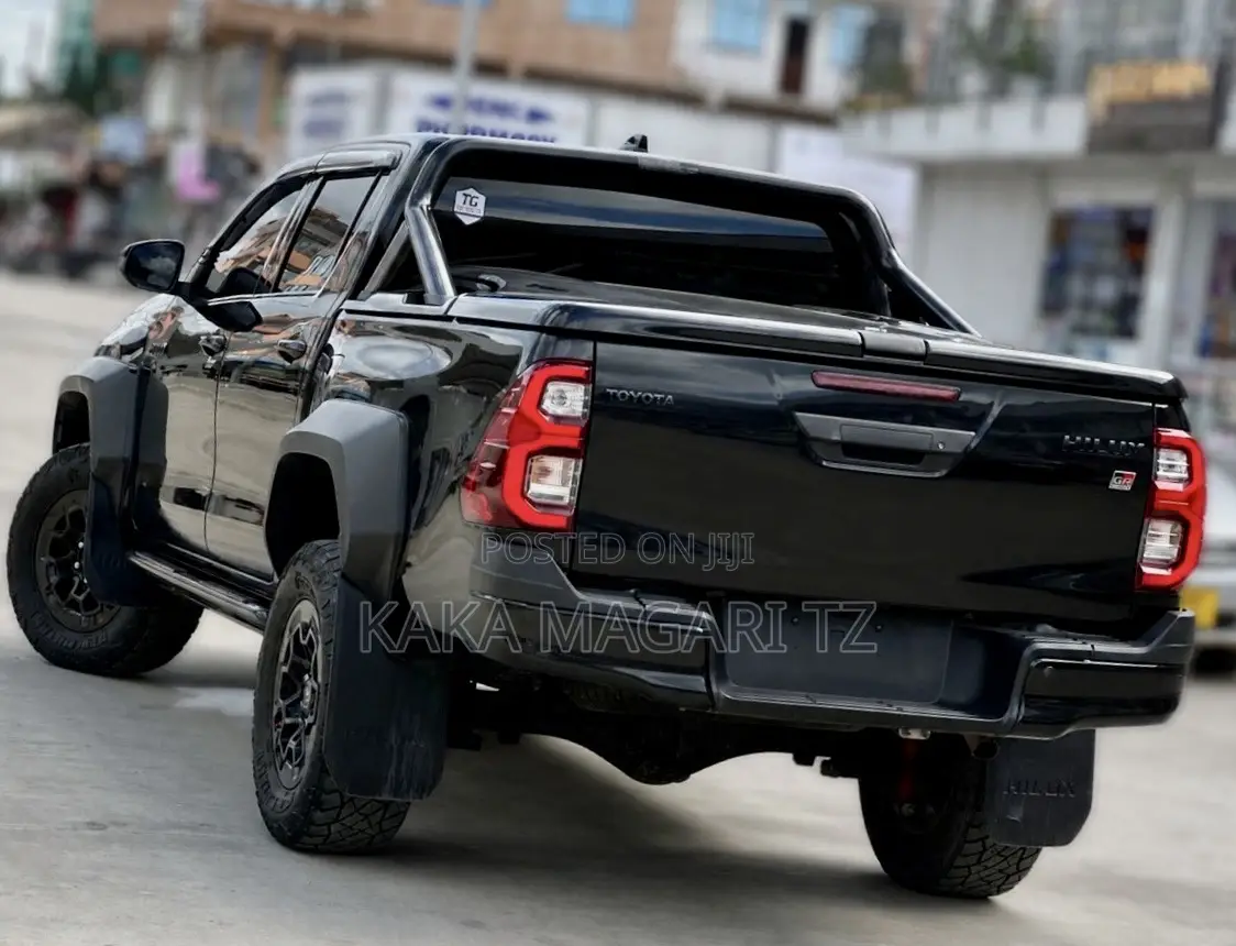Toyota Hilux 2024 Black