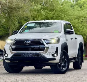 Toyota Hilux 2022 White