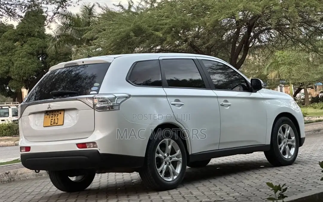 Mitsubishi Outlander 2013 White