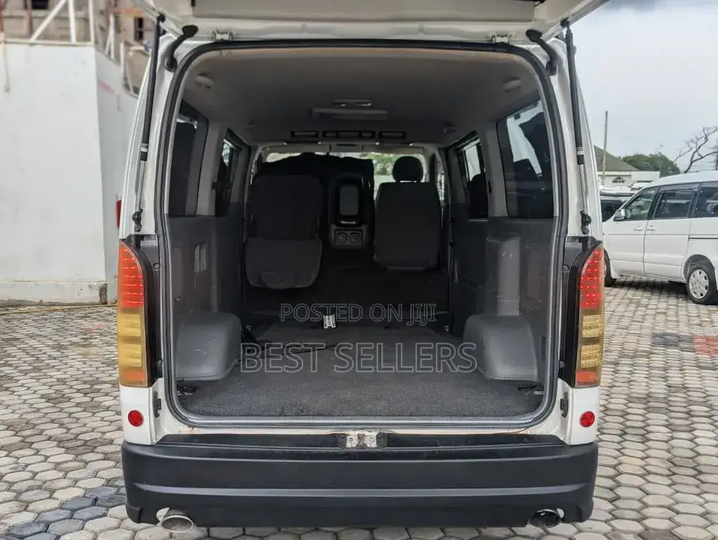 Toyota HiAce 2006 White