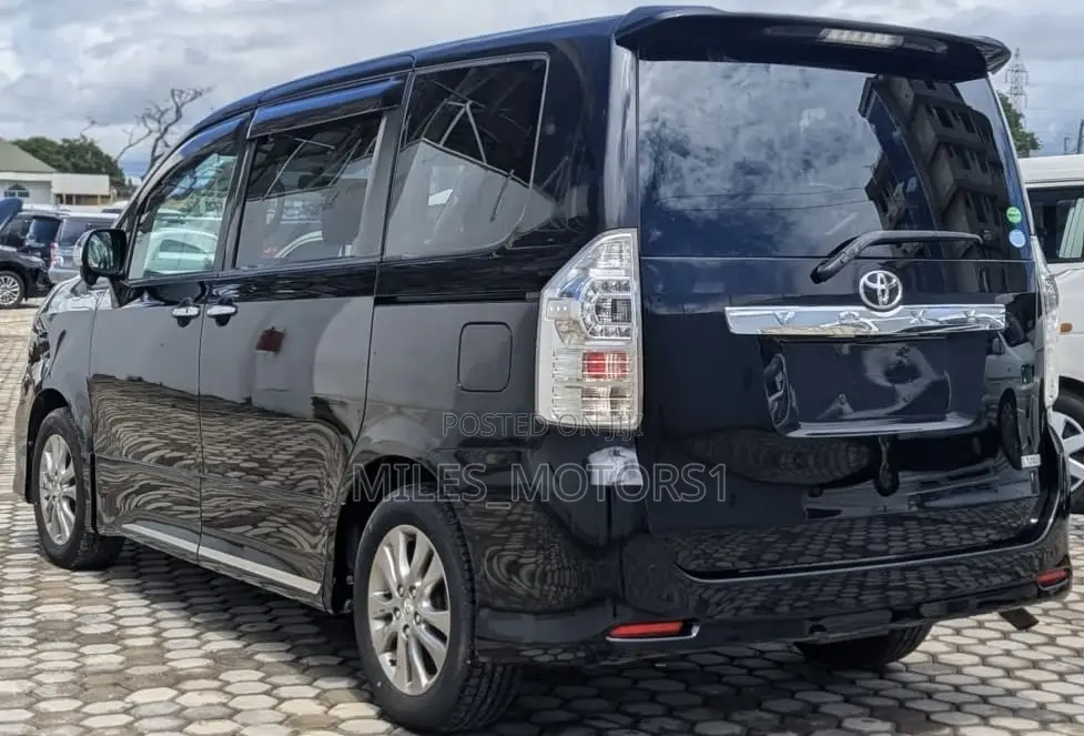 Toyota Noah 2013 Black