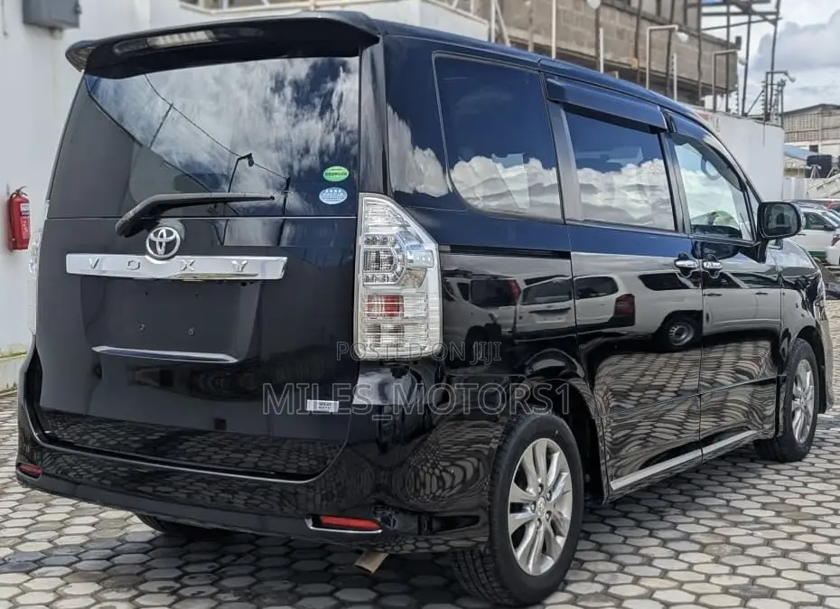 Toyota Noah 2013 Black