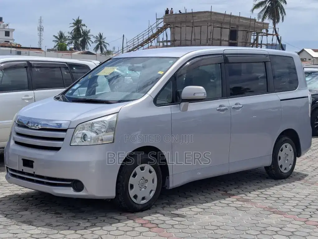 Toyota Noah 2.0 143hp AWD (7 Seater) 2009 Silver