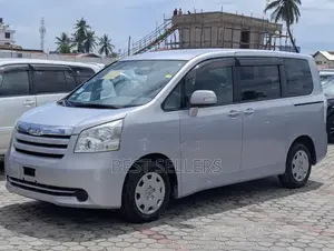 Toyota Noah 2.0 143hp AWD (7 Seater) 2009 Silver