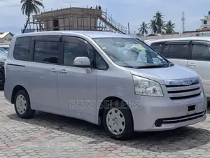 Toyota Noah 2.0 143hp AWD (7 Seater) 2009 Silver