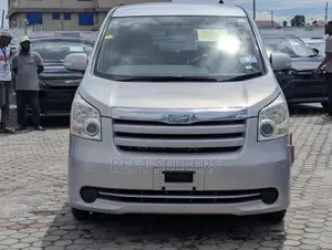 Toyota Noah 2.0 143hp AWD (7 Seater) 2009 Silver