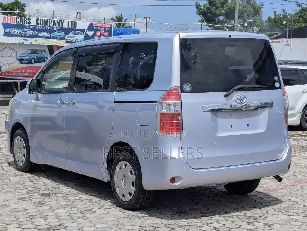 Toyota Noah 2.0 143hp AWD (7 Seater) 2009 Silver
