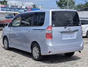 Toyota Noah 2.0 143hp AWD (7 Seater) 2009 Silver