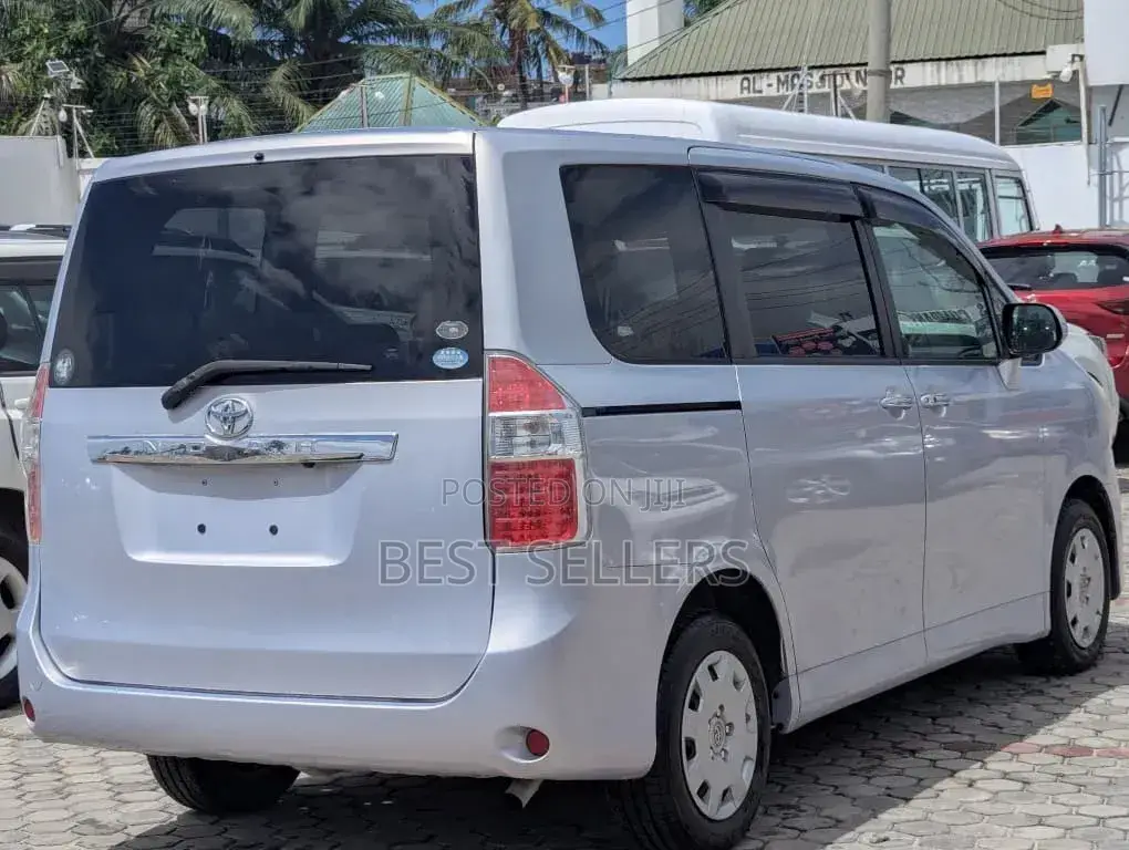 Toyota Noah 2.0 143hp AWD (7 Seater) 2009 Silver