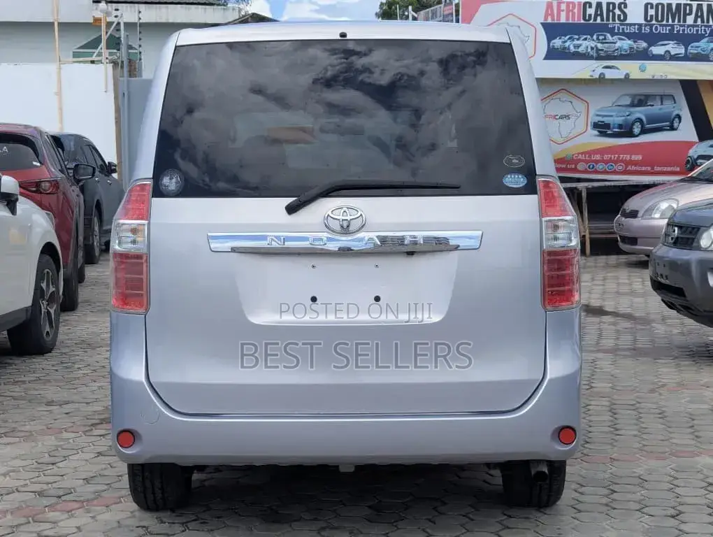 Toyota Noah 2.0 143hp AWD (7 Seater) 2009 Silver