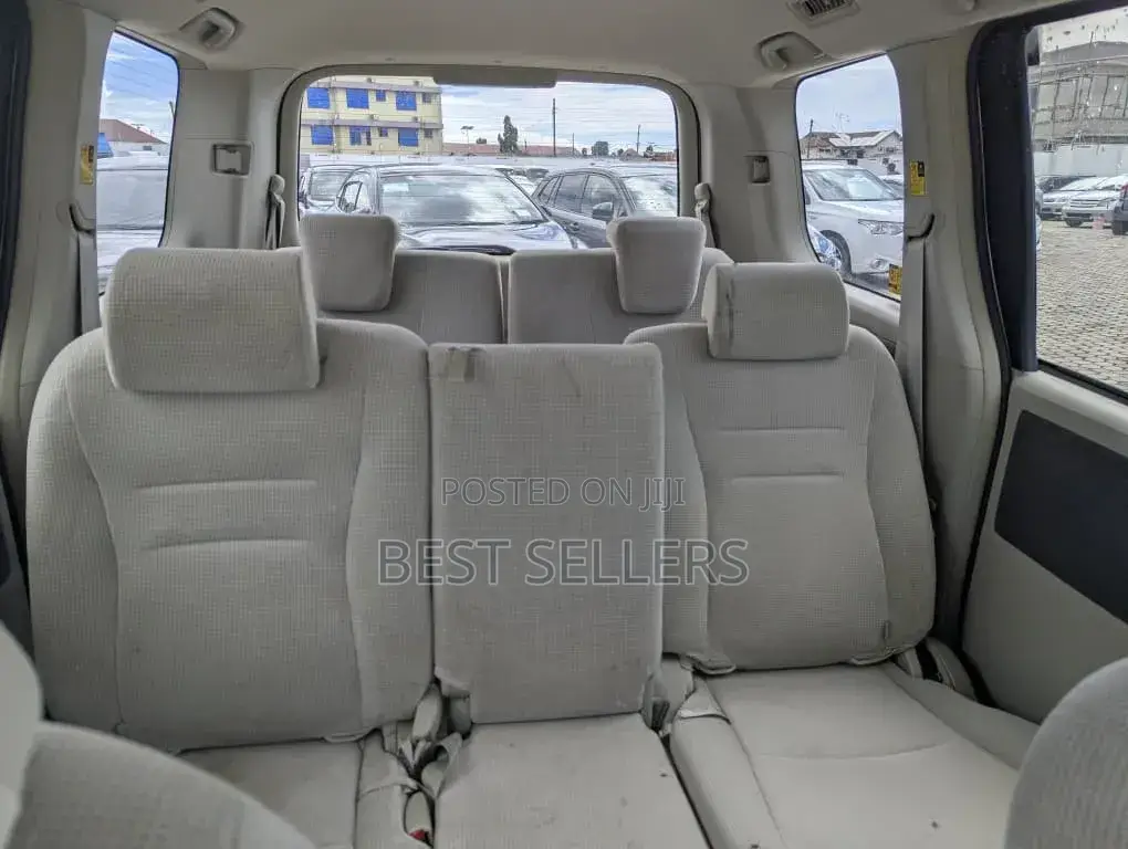 Toyota Noah 2.0 143hp AWD (7 Seater) 2009 Silver