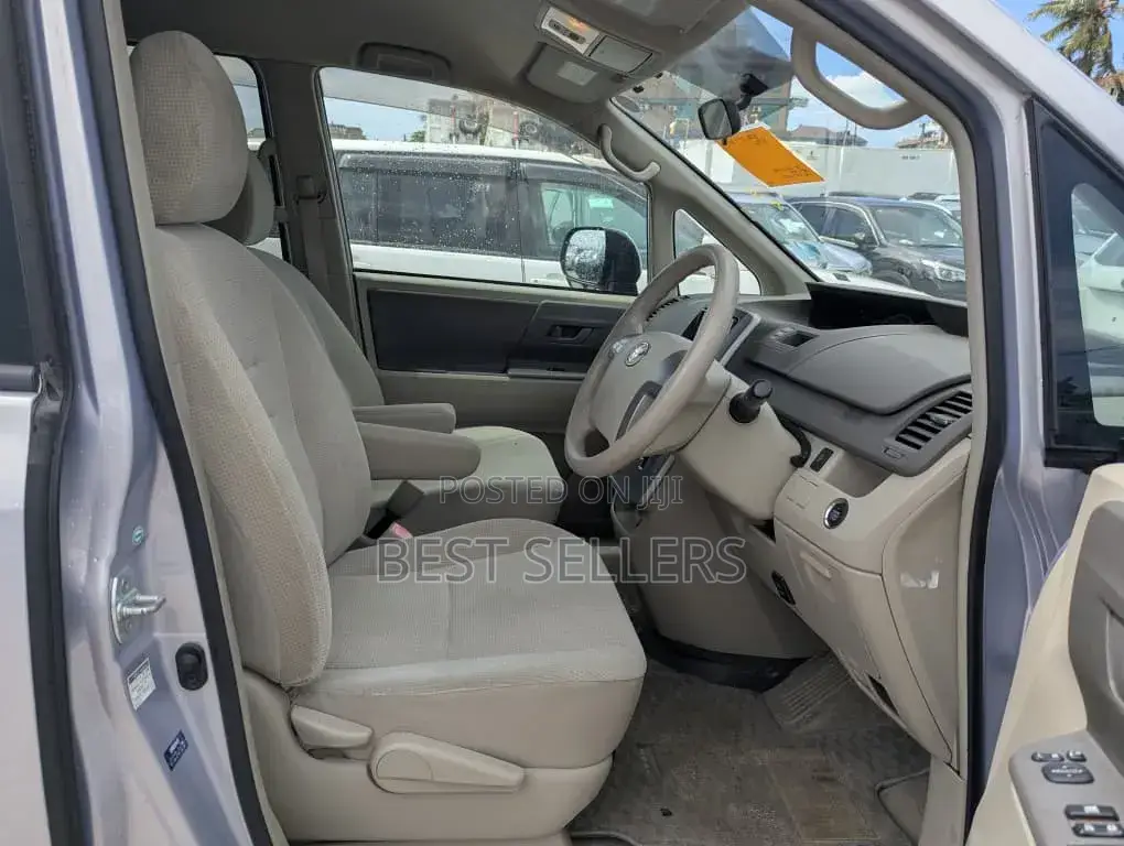 Toyota Noah 2.0 143hp AWD (7 Seater) 2009 Silver