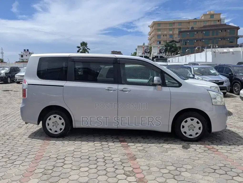 Toyota Noah 2.0 143hp AWD (7 Seater) 2009 Silver