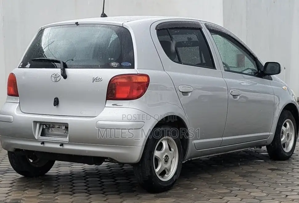 Toyota Vitz 2001 Silver