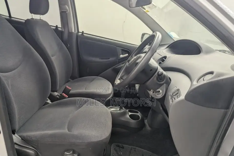 Toyota Vitz 2001 Silver