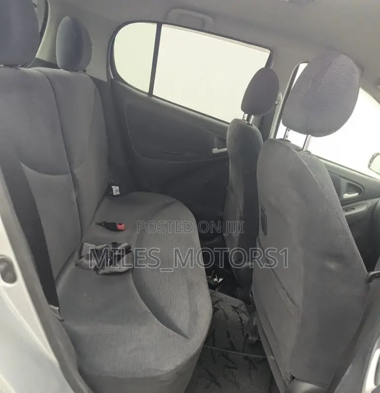Toyota Vitz 2001 Silver