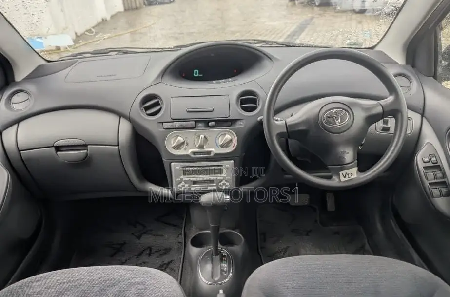 Toyota Vitz 2001 Silver
