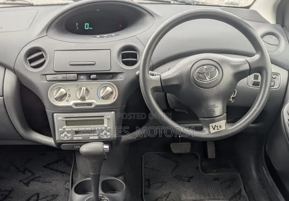 Toyota Vitz 2001 Silver