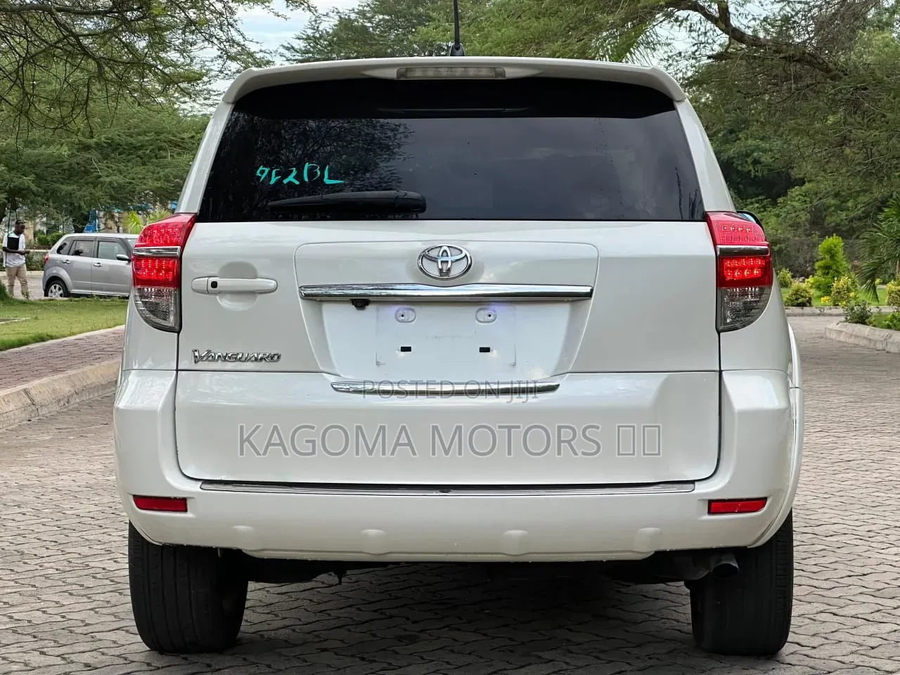 Toyota Vanguard 2010 White