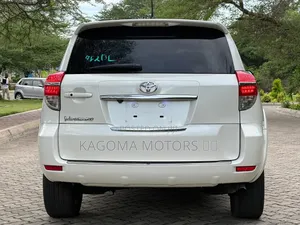Toyota Vanguard 2010 White