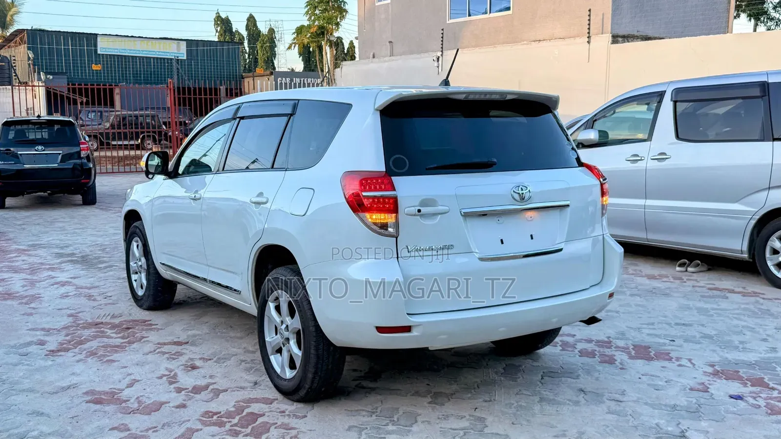 Toyota Vanguard 2010 White