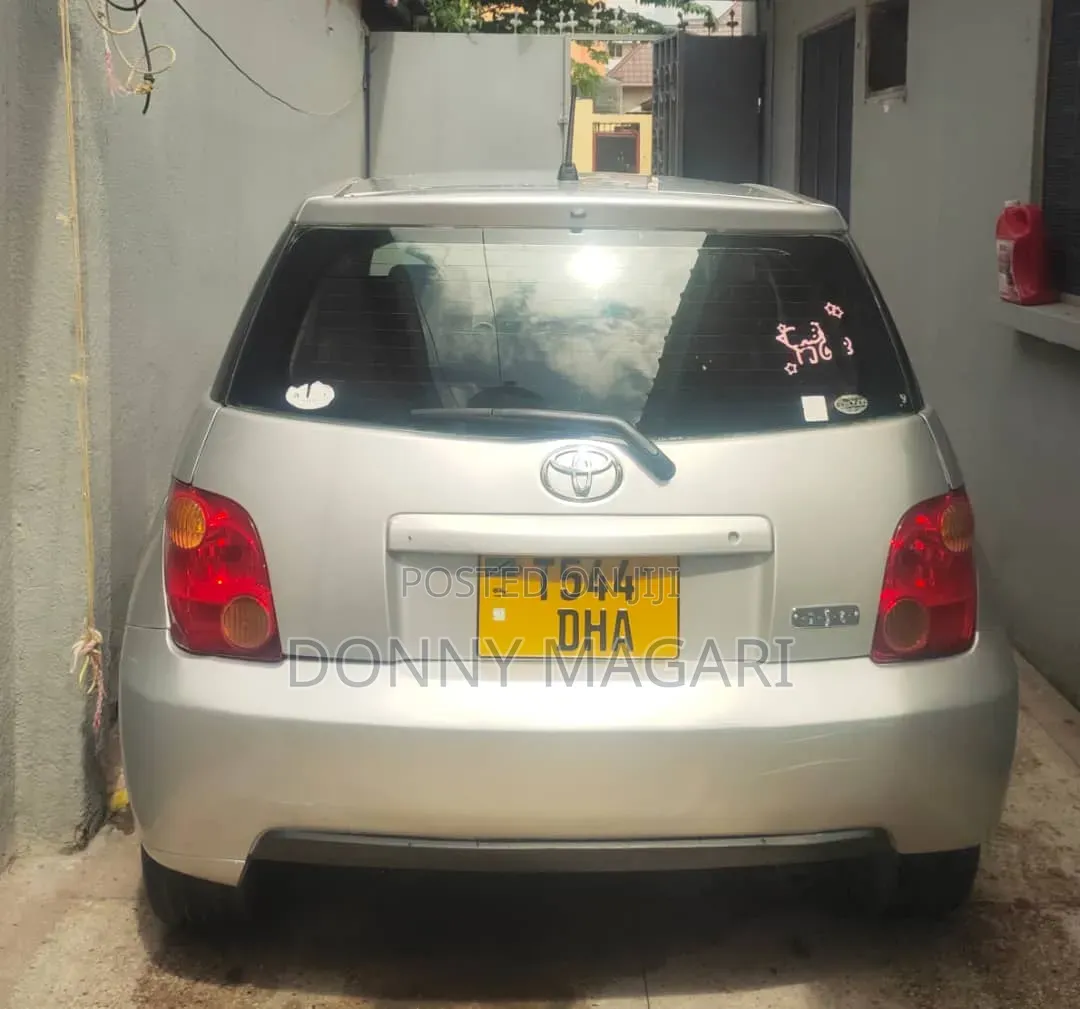 Toyota IST 2004 Silver