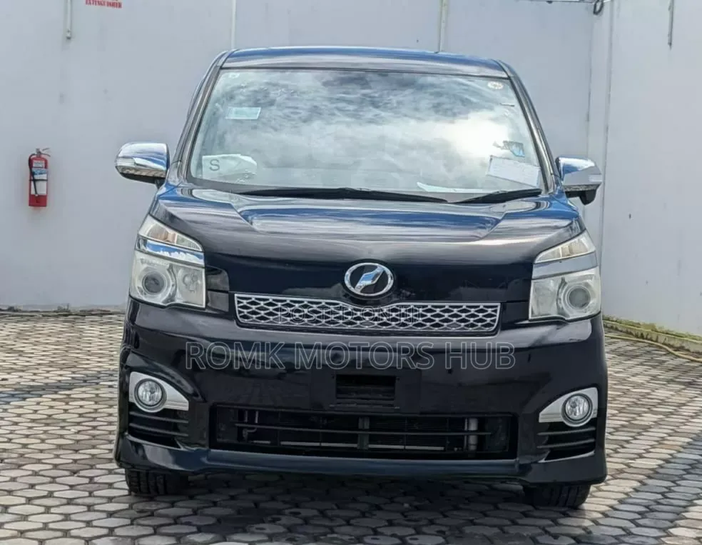 Toyota Noah 2.0 143hp AWD (7 Seater) 2013 Black