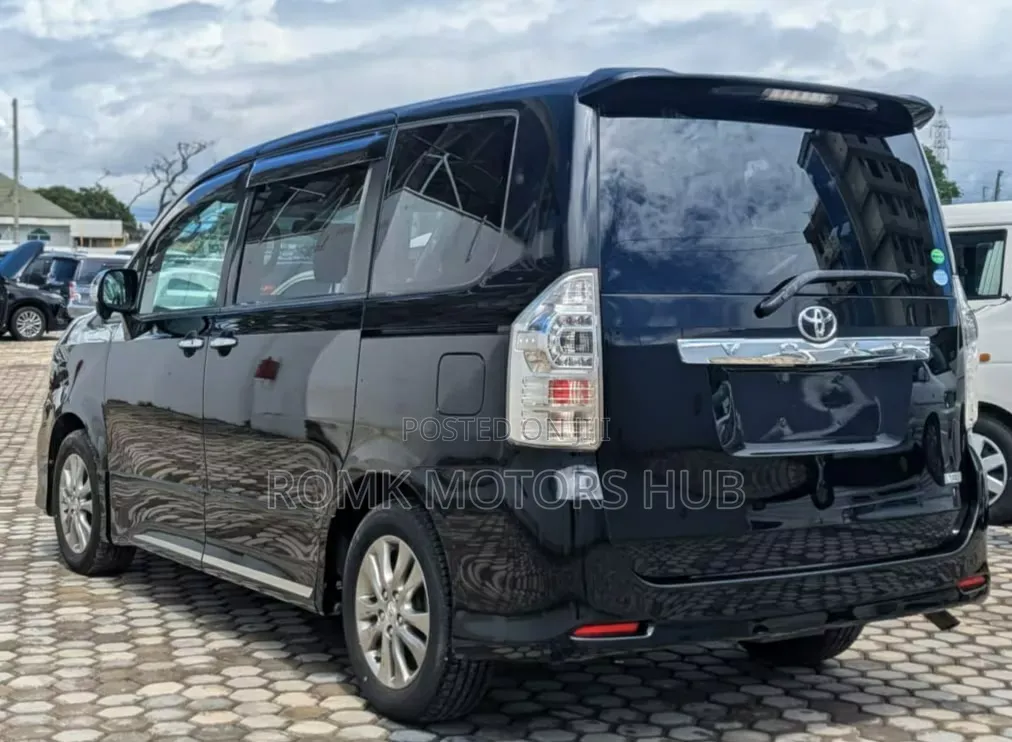 Toyota Noah 2.0 143hp AWD (7 Seater) 2013 Black