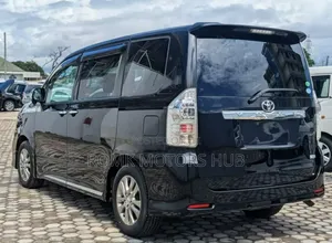 Toyota Noah 2.0 143hp AWD (7 Seater) 2013 Black