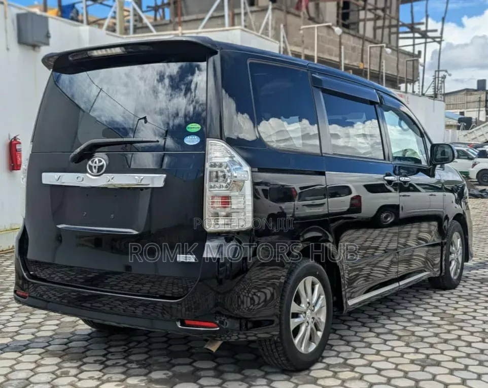 Toyota Noah 2.0 143hp AWD (7 Seater) 2013 Black